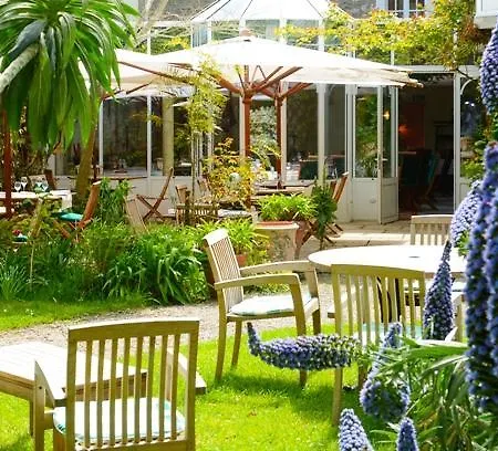 Logis Les Fuchsias 생 바스트 라 우게