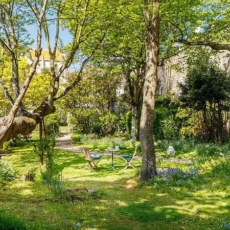 Logis Les Fuchsias 호텔 생 바스트 라 우게